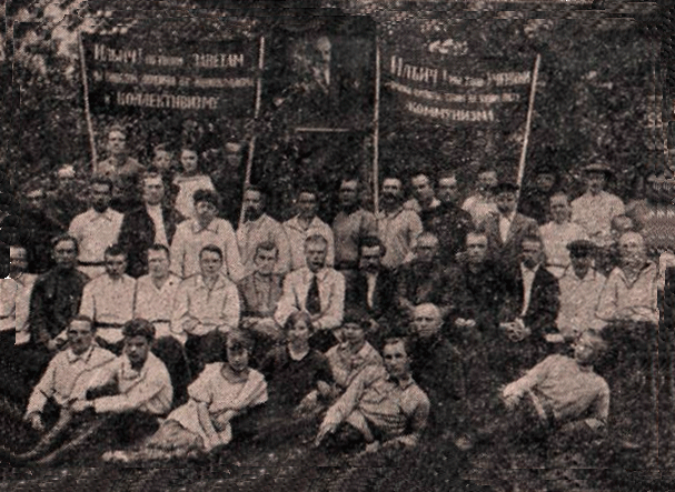 Первый выпуск курсов 
председателей и секретарей волисполкомов, организованных Лукояновской  организацией РКП(б). 
Снимок1924 года.
