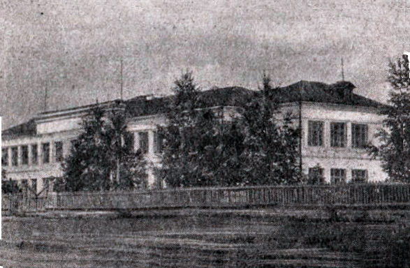 В здании Лукояновской  школы  №   1  в   1941-45  гг.   находился военный госпиталь. Почетное поручение по обслуживанию госпиталя выполняла 39-я тимуровская команда.